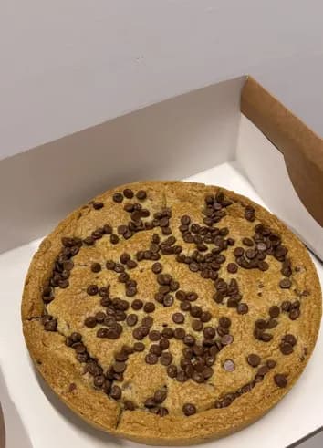 Torta inteira de cookies e avelã